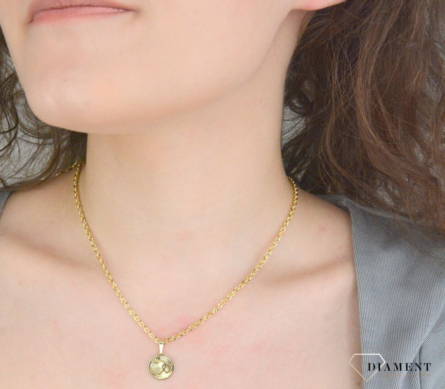 Złota zawieszka 375 okrągła blaszka z Sercem ZA 5974 375 Zawieszka wykonana z żółtego 9 karatowego złota o oryginalnej i ponadczasowej formie. Biżuteria idealna do każdego typu łańcuszka. 1.jpg